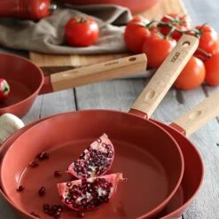 Poêle Ector Induction Aluminium Revêtu Manche En Bois 24 Cm Rouge -Maison Cuisine 108013 2 1 Poele Ector induction aluminium revetu manche en bois 24 cm rouge Ogo