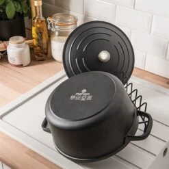 Lot Cocotte Légère Ronde En Fonte D'aluminium 28 Cm Et Deux Maniques En Silicone -Maison Cuisine 113006 4 1 Lot cocotte legere ronde en fonte d aluminium 28 cm et deux maniques en silicone Mathon