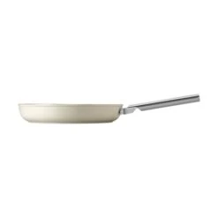 Smeg Poêle Aluminium Antiadhésive 30 Cm Crème Mat -Maison Cuisine 131023 2 1 Poele aluminium antiadhesive 30 cm creme mat Smeg