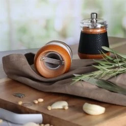 Moulin à Sel En Bois Effet Cuir Blanc -Maison Cuisine 200030 3 1 Moulin a sel en bois effet cuir blanc Ogo