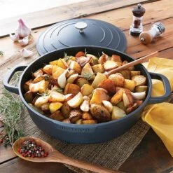 Cocotte Légère Basse Ronde En Fonte D'aluminium 28 Cm 4,1 L Coloris Noir -Maison Cuisine 203003 2 4 Cocotte legere basse ronde en fonte d aluminium 28 cm 4 1 L coloris noir Mathon