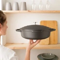 Cocotte Légère Basse Ronde En Fonte D'aluminium 28 Cm 4,1 L Coloris Noir -Maison Cuisine 203003 3 4 Cocotte legere basse ronde en fonte d aluminium 28 cm 4 1 L coloris noir Mathon