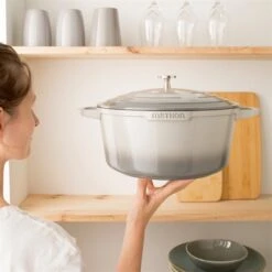 Cocotte Légère Ronde En Fonte D'aluminium 28 Cm 6,7 L Coloris Gris -Maison Cuisine 203005 2 4 Cocotte legere ronde en fonte d aluminium 28 cm 6 7 L coloris gris Mathon