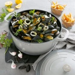 Cocotte Légère Ronde En Fonte D'aluminium 28 Cm 6,7 L Coloris Gris -Maison Cuisine 203005 3 4 Cocotte legere ronde en fonte d aluminium 28 cm 6 7 L coloris gris Mathon