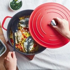 Produits populaires -Maison Cuisine 203007 1 3 Cocotte legere ronde en fonte d aluminium 28 cm 6 7 L rouge Mathon