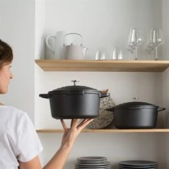 Lot Cocotte Légère Ronde En Fonte D'aluminium 20 Cm Coloris Noir Et Deux Maniques Silicone -Maison Cuisine 209010 2 2 Lot cocotte legere ronde en fonte d aluminium 20 cm coloris noir et deux maniques silicone Mathon