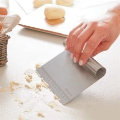 Lot Plaque à Pizza, Coupe Pâte Gradué Et 2 Couteaux à Pizza En Inox -Maison Cuisine 509132 3 1 Lot plaque a pizza coupe pate gradue et 2 couteaux a pizza en inox