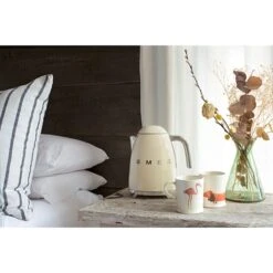Smeg Bouilloire Crème 1,7 L 2400 W KLF03CREU -Maison Cuisine 702065 3 1 Bouilloire creme 1 7 L 2400 W KLF03CREU Smeg