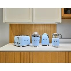 Smeg Presse-agrumes électrique Bleu Azur 70 W CJF01PBEU -Maison Cuisine 728026 3 1 Presse agrumes electrique bleu azur 70 W CJF01PBEU Smeg