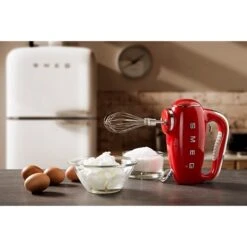Smeg Batteur à Main 9 Vitesses 250 W HMF01RDEU Rouge -Maison Cuisine 761065 2 1 Batteur a main 9 vitesses 250 W HMF01RDEU rouge Smeg