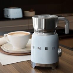 Smeg Chocolatière émulsionneur Bleu Azur 500 W MFF01PBEU 8 Smeg Chocolatière émulsionneur Bleu Azur 500 W MFF01PBEU -Maison Cuisine 780233 3 1 Chocolatiere emulsionneur bleu azur 500 W MFF01PBEU Smeg