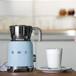 Smeg Chocolatière émulsionneur Bleu Azur 500 W MFF01PBEU 9 Smeg Chocolatière émulsionneur Bleu Azur 500 W MFF01PBEU -Maison Cuisine 780233 4 1 Chocolatiere emulsionneur bleu azur 500 W MFF01PBEU Smeg