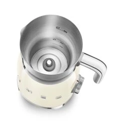 Smeg Chocolatière Et Mousseur De Lait Crème MFF11CREU 8 Smeg Chocolatière Et Mousseur De Lait Crème MFF11CREU -Maison Cuisine 780311 3 1 Chocolatiere et mousseur de lait creme MFF11CREU Smeg